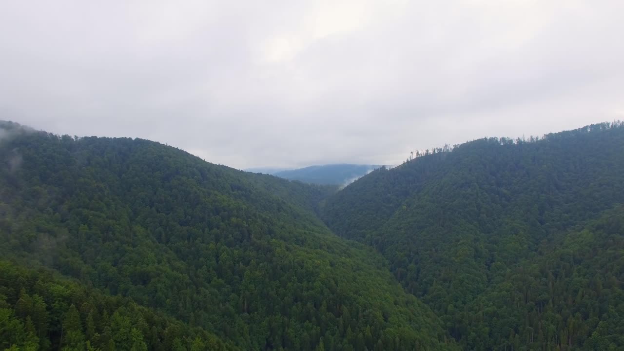 vista aérea. volando sobre las altas montañas en hermosas nubes. toma de cámara aérea