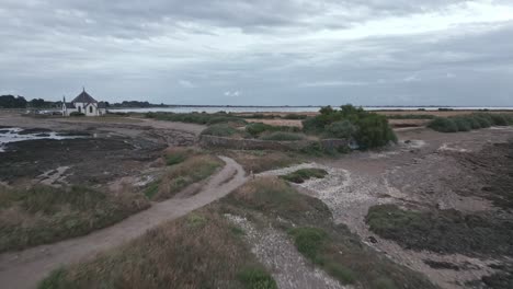 Costa-De-Penvins-Y-La-Capilla-De-Notre-dame-de-la-côte-Al-Fondo-En-El-Golfo-De-Morbihan-En-Bretaña,-Francia