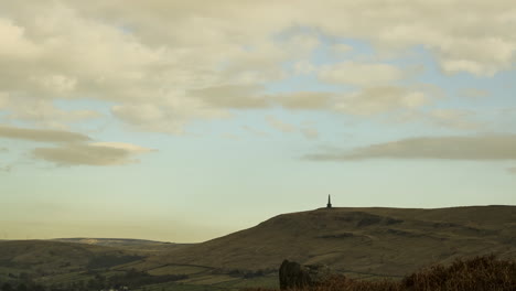 Este-Lapso-De-Tiempo-Panorámico-Del-Monumento-Del-Mirador-De-Standley-Pike,-Esta-Pieza-De-Historia-De-100-Años-De-Antigüedad-Se-Encuentra-En-La-Ciudad-De-Todmorden-Ubicada-En-El-Noroeste-De-Yorkshire