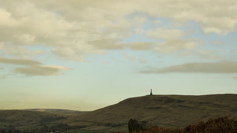 este lapso de tiempo panorámico del monumento del mirador de standley pike, esta pieza de historia de 100 años de antigüedad se encuentra en la ciudad de todmorden ubicada en el noroeste de yorkshire