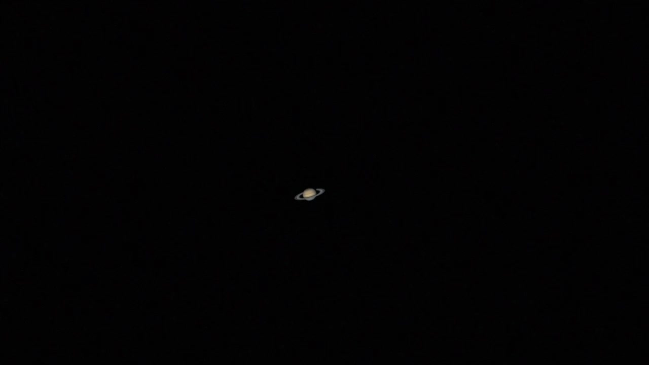 Pianeta Saturno in Movimento nel Cielo Notturno