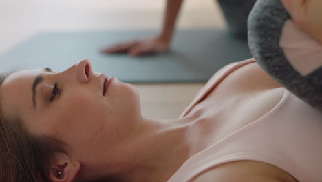 clase de yoga hermosa joven estirando el cuerpo flexible practicando poses disfrutando del calentamiento preparándose para hacer ejercicio en el gimnasio