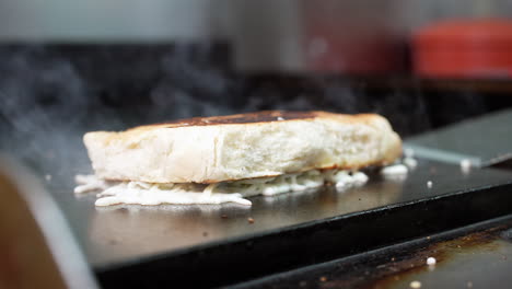 Geröstetes-Brötchen-Auf-Schmelzendem-Käse-Auf-Der-Flachen-Grillplatte-–-Food-Truck-Serie