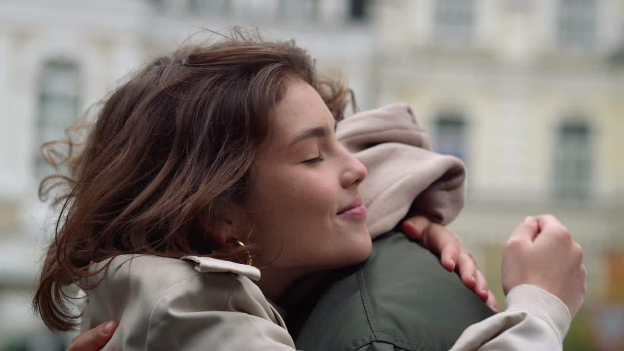 una pareja de enamorados saliendo en la ciudad vieja, un hombre y una mujer pasando el tiempo en la calle.