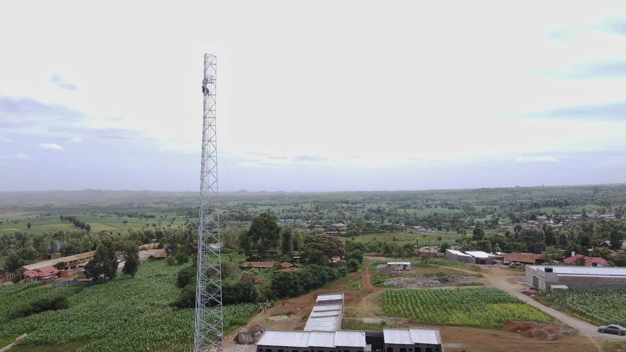 tecnología moderna en el campo de kenia torre de radio que proporciona servicio de telecomunicaciones