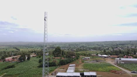 Tecnología-Moderna-En-La-Torre-De-Radio-Rural-De-Kenia-Que-Proporciona-Servicios-De-Telecomunicaciones.