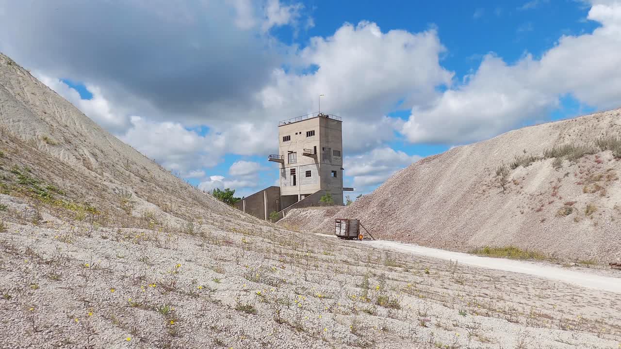 스웨덴 gotland에 있는 버려진 산업 건물