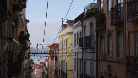 Hochspannungsleitungen-Der-Straßenbahn-In-Der-Stadt-Lissabon,-Portugal