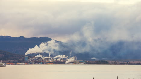 Fábrica-Contaminante-Con-Timelapse-Del-Ferry-De-Pasajeros