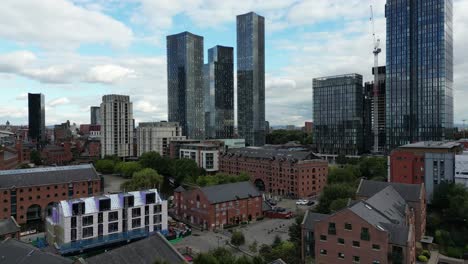 Drohnenflug-Aus-Der-Luft-über-Die-Dächer-Von-Castlefield-Quays-In-Richtung-Elizabeth-Tower,-Der-Einen-Blick-Auf-Das-Stadtzentrum-Von-Manchester-Bietet