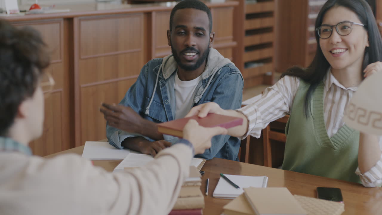 estudiantes que colaboran en una biblioteca