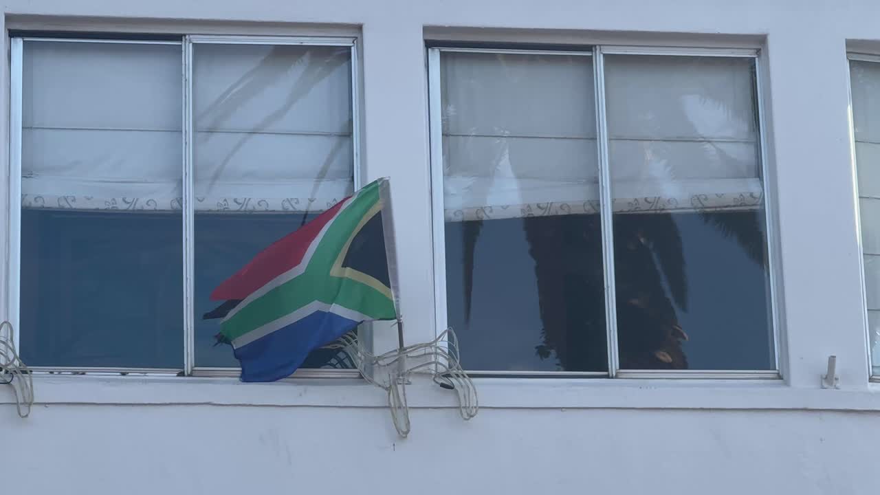 Cape Town, Güney Afrika'daki bir apartmanın penceresinde Güney Afrika bayrağı