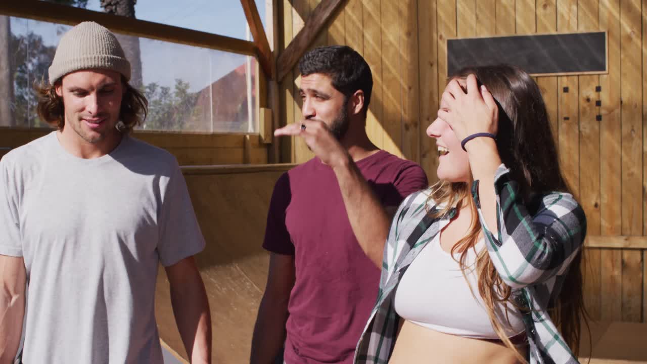 스케이트 파크에서 행복한 다양한 여성과 남성 스케이트보더의 비디오