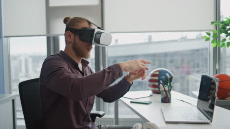 hombre vr tocando las manos mundo interactivo en el lugar de trabajo. programador probando juego 3d
