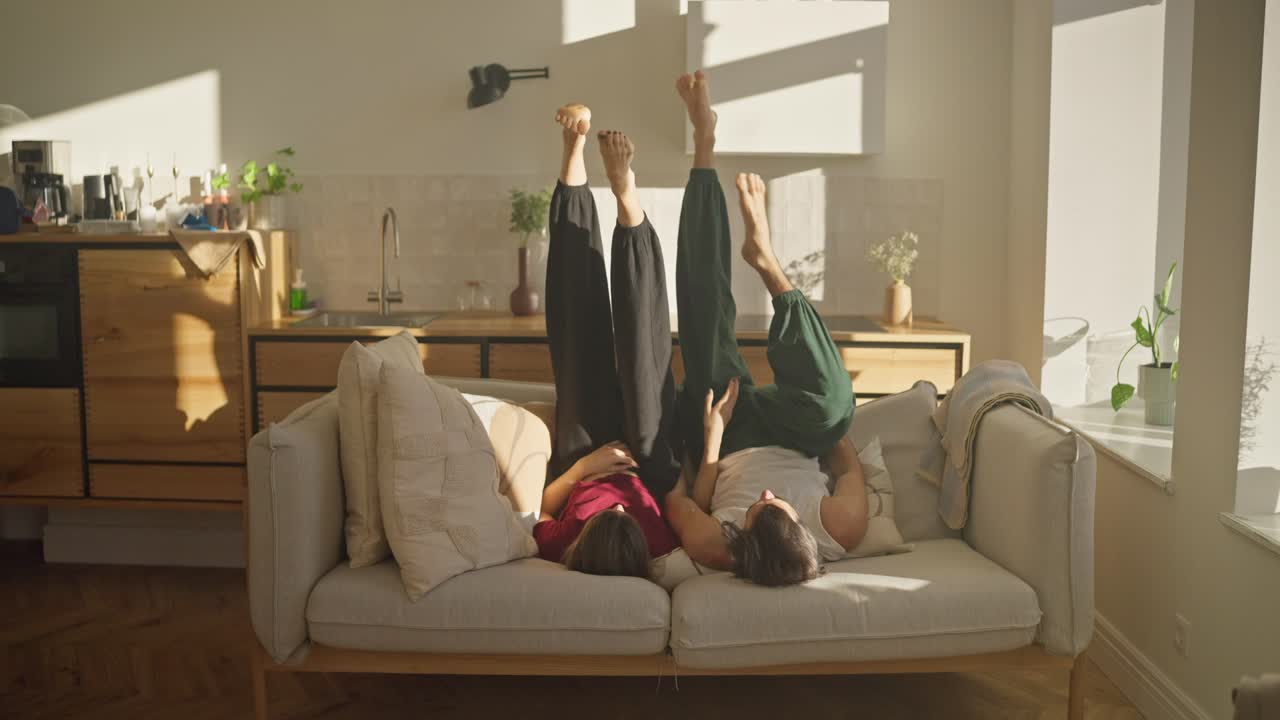 부부는 다리를 올려 소파에서 휴식을 취하고 있다