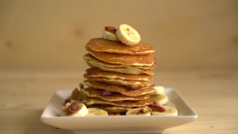 Mandel-Bananen-Pfannkuchen-Mit-Honig