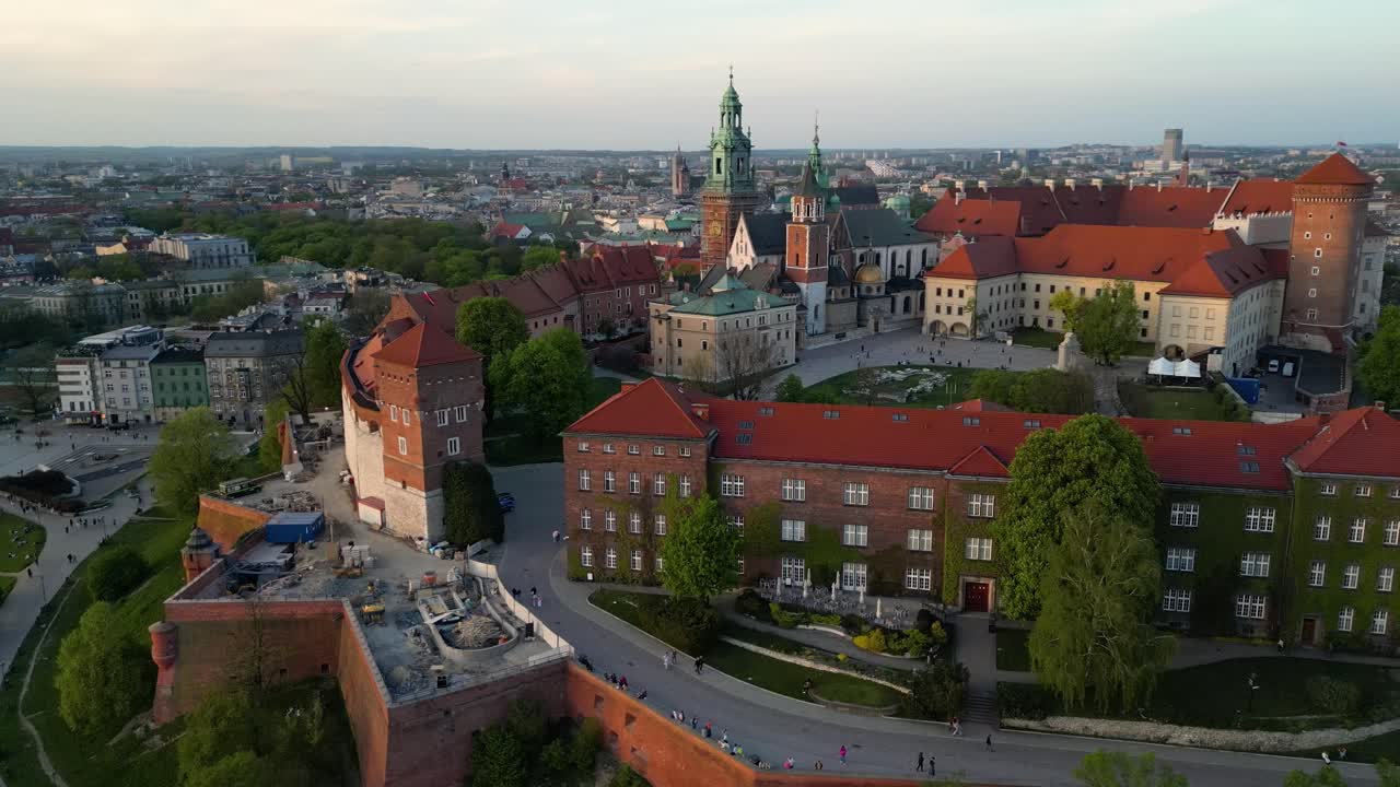 Droneopptak i solnedgang av Wawel-slottet i Krakow, Polen, som flyr i en rotasjon fra venstre til høyre med byen i bakgrunnen.