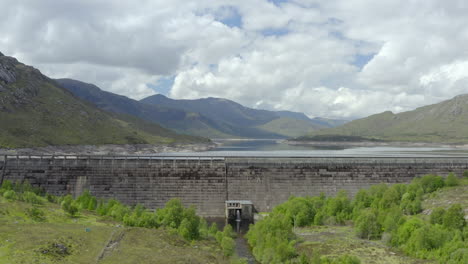 Una-Vista-Aérea-De-La-Represa-De-Cluanie-En-Loch-Cluanie-En-Un-Buen-Día