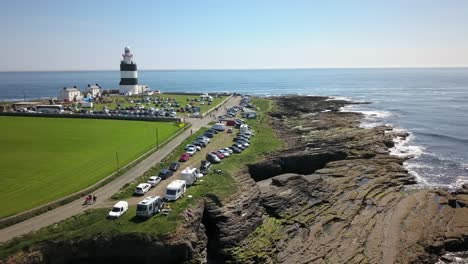 Faro-De-Gancho-Situado-En-Cabeza-De-Gancho-En-La-Punta-De-La-Península-De-Gancho-En-El-Condado-De-Wexford,-Irlanda-Tiro-2