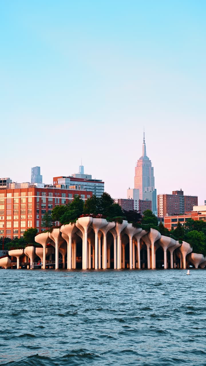 Little Island di Dermaga 55 adalah pulau buatan dan taman umum. Pemandangan tepi air yang indah di New York, AS dari pemandangan sungai. Video vertikal.