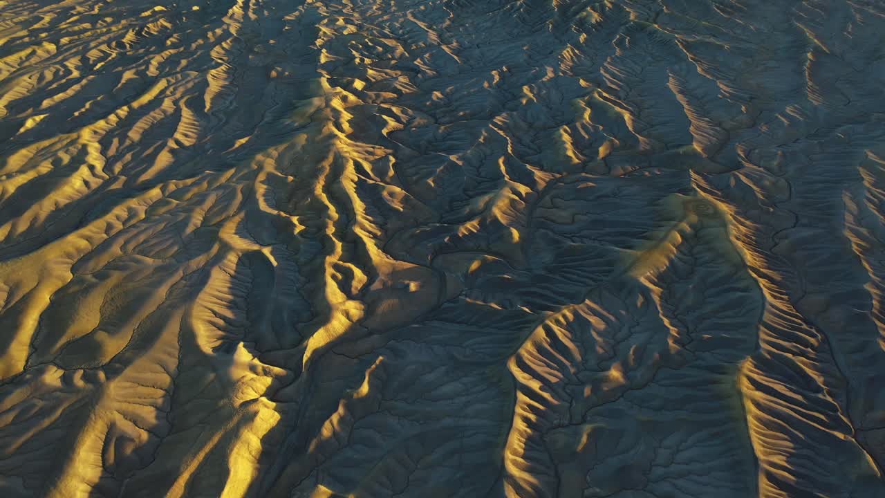 paisaje desértico dorado, vista aérea de tierras secas y áridas y formación de rocas butte al atardecer, fuera de este paisaje del planeta, tiro de drones inclinados hacia arriba