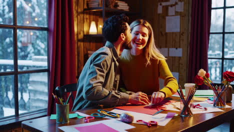 pareja haciendo artesanías de papel en casa