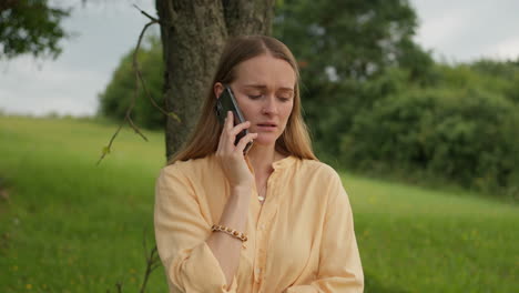 Woman-talking-on-the-phone,-sad-news