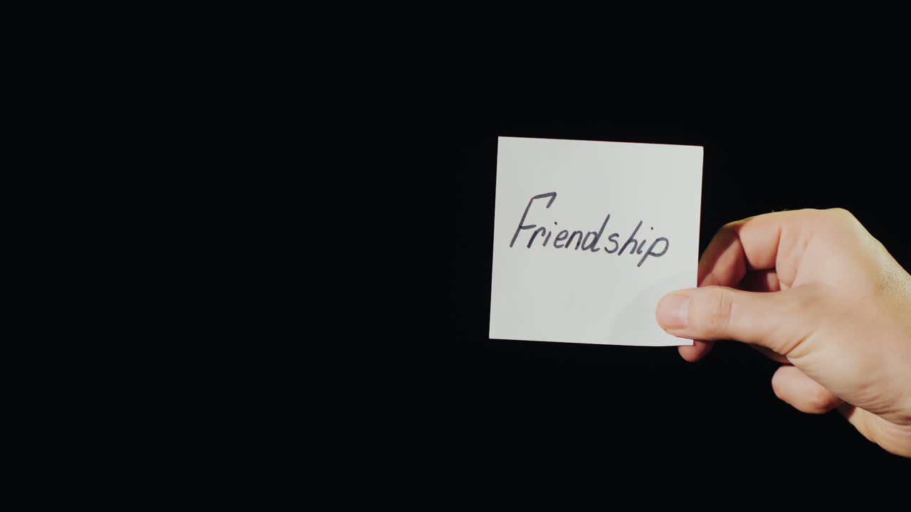 손은 비문 우정으로 불타는 종이를 보유하고 있습니다.