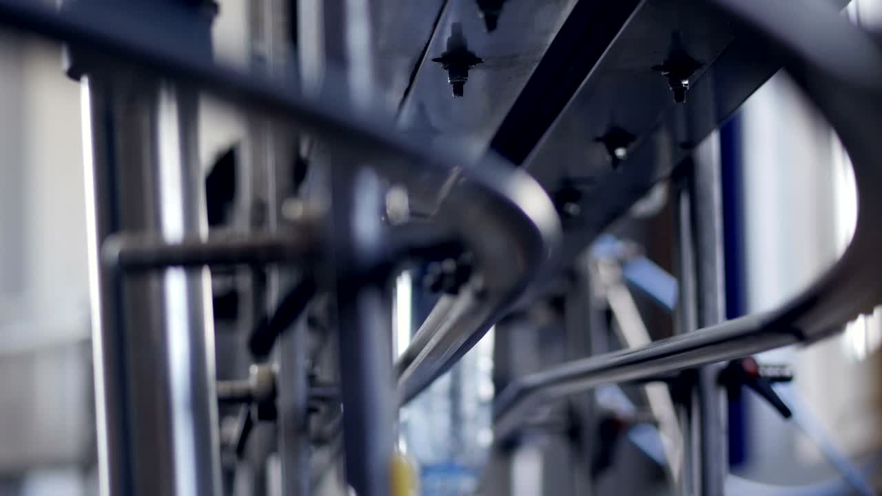 면에서 가이드 트랙에 있는 애완동물 병.