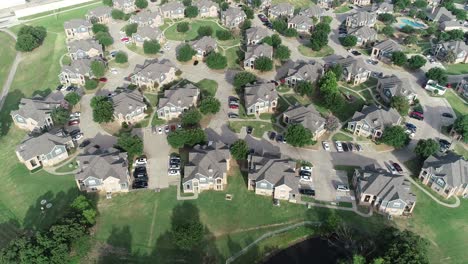 vuelo aéreo sobre un barrio en denton texas