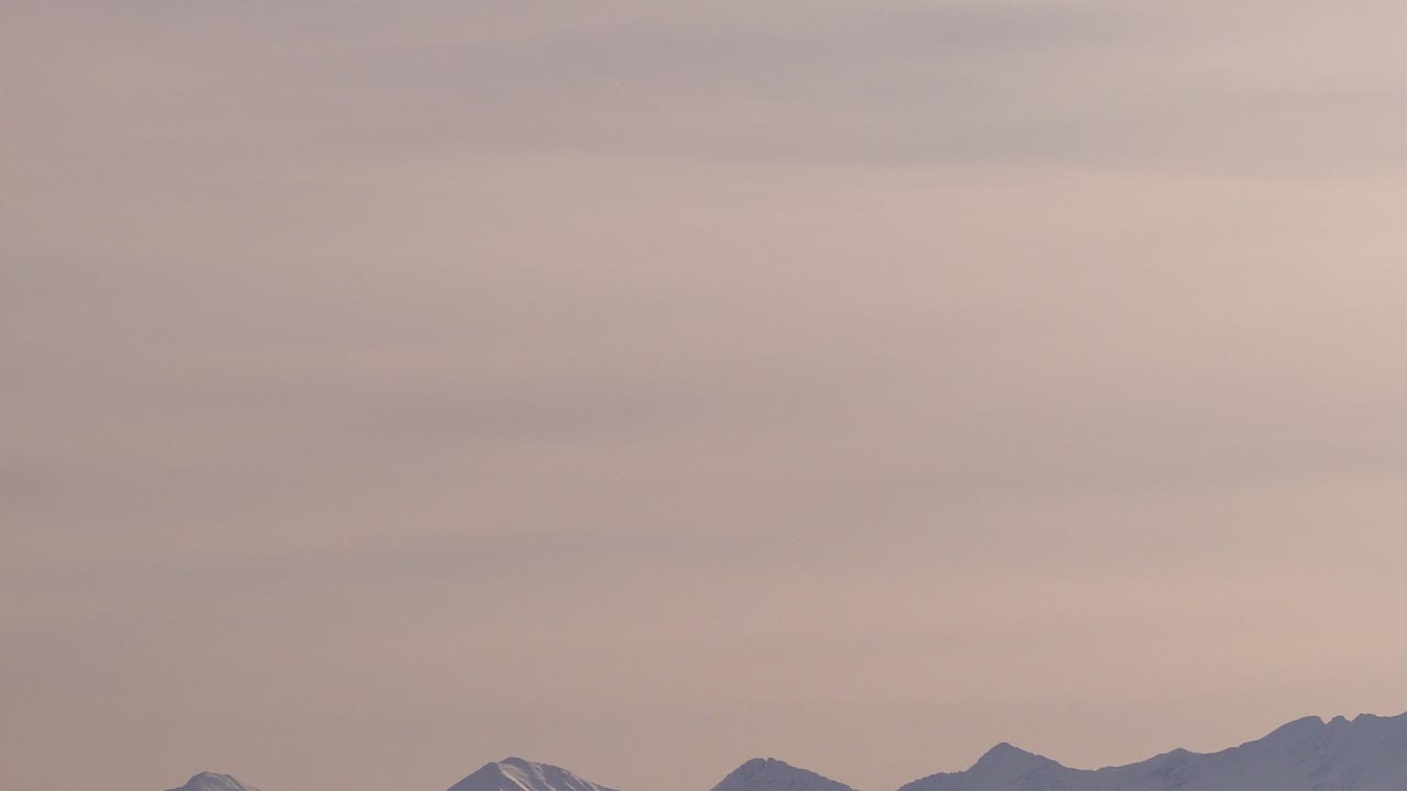열기구에 겨울 풍경에 눈이 내리는 위로 천천히 기울이십시오.