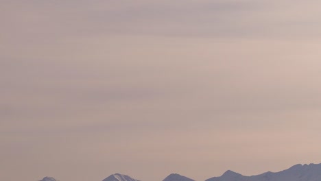 慢慢地傾斜在冬天下雪的風景到熱氣球