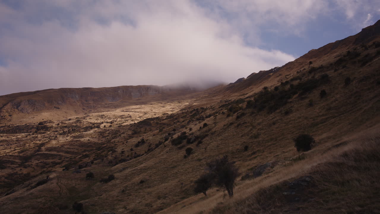 Paesaggio montuoso con nuvole e nebbia