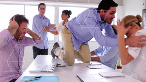 animación de triángulos sobre diversos compañeros de trabajo emocionados y enojados discutiendo entre sí en la oficina