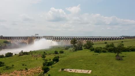 Vista-Panorámica-De-La-Pared-De-La-Presa-Y-Las-Compuertas-Abiertas