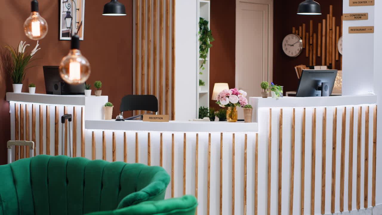 Entrata vuota e elegante dell'hotel pronta ad accogliere i clienti.