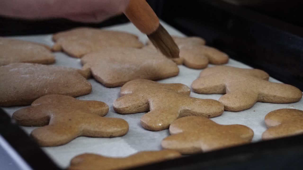 glaseado de galletas de jengibre con un cepillo de cocina