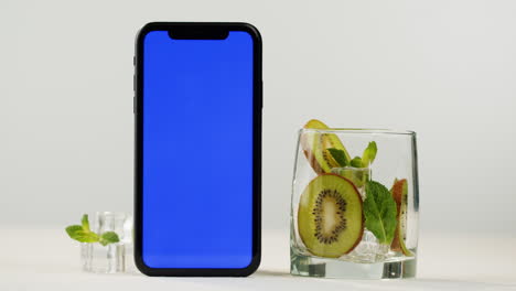 kiwi cocktail and smartphone