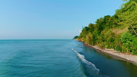 Imágenes-De-Drones-De-Olas-Rompiendo-En-La-Costa-Boscosa-Del-Lago-Erie