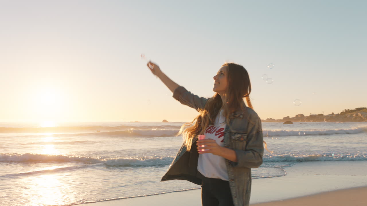 mujer feliz soplando burbujas en la playa al atardecer divirtiéndose en vacaciones junto al mar disfrutando del verano