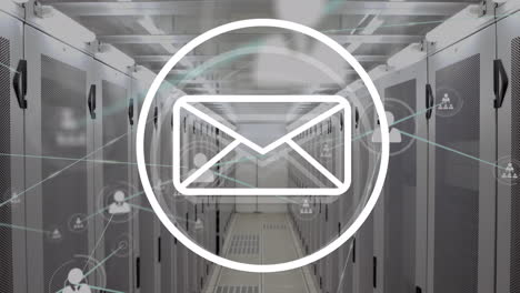 animación de los iconos de los mensajes y la red de iconos de perfil contra la sala de servidores de computadoras