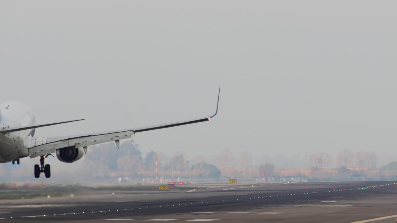 활주로에 착륙하는 비행기