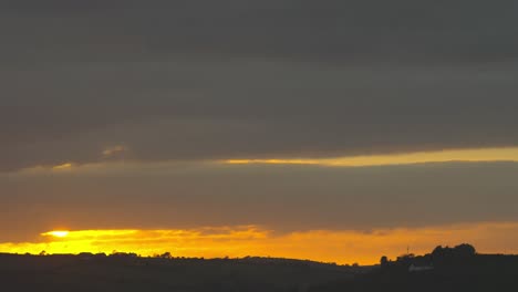 cielo naranja por la mañana