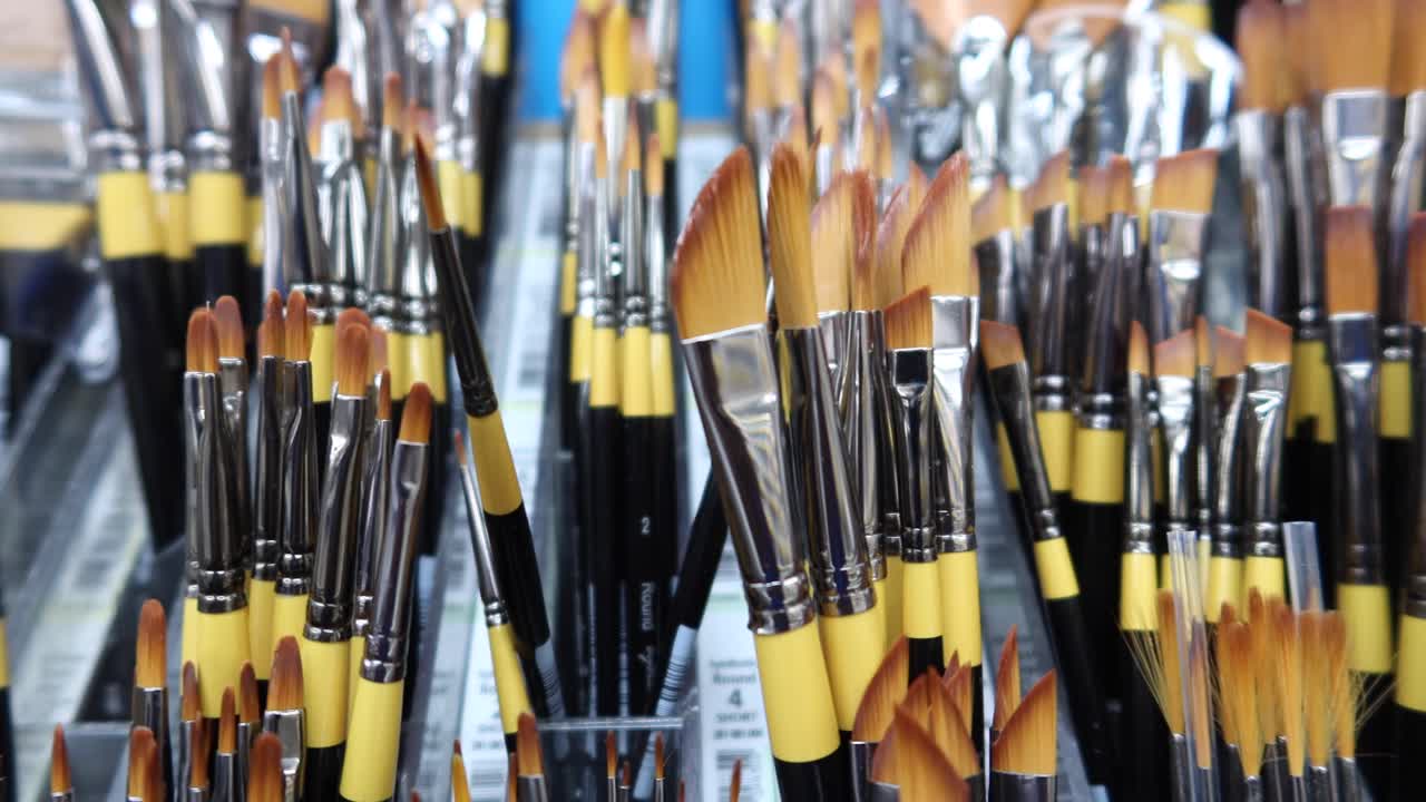 banyak kuas seni di atas kertas dengan ruang salinan