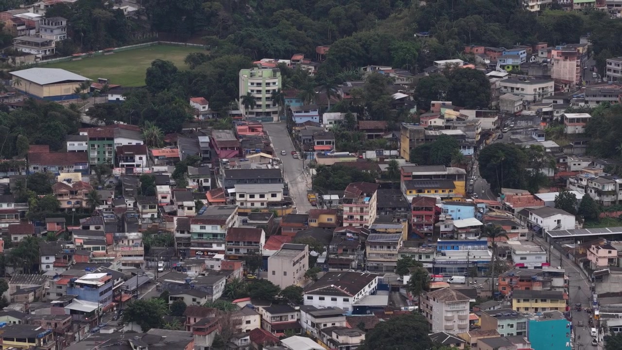 Vista aérea de la ciudad de Arraial do Cabo mostrando casas y calles coloridas en Brasil