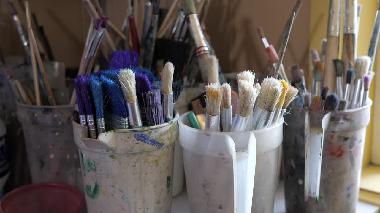 pinceles limpios usados listos para usar, inclinar hacia arriba