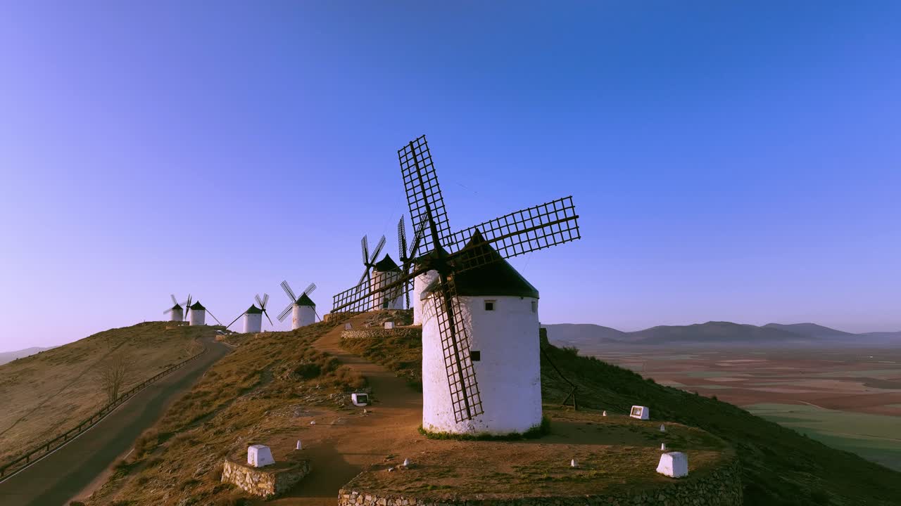 hermosa toma de drones de los molinos de viento en consuegra, españa en un día soleado