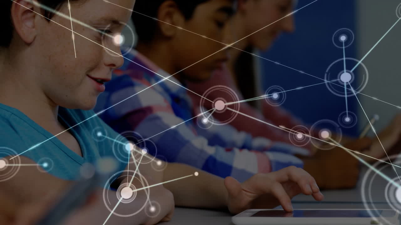 usando tabletas con conexiones de red animación, niños en el aula de la escuela