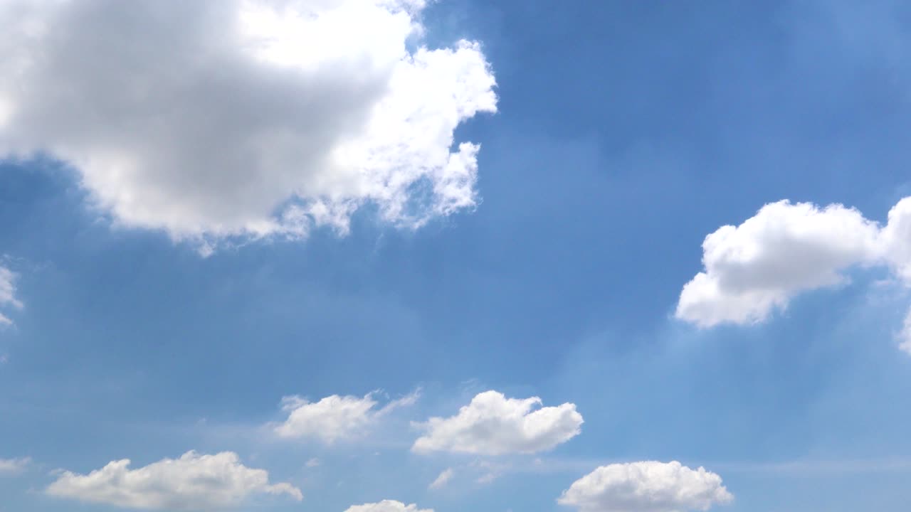 극적인 분위기 파노라마 뷰 4k 타임 스 영상 비디오 클립 아름다운 여름 날에 파란 하늘과 구름.