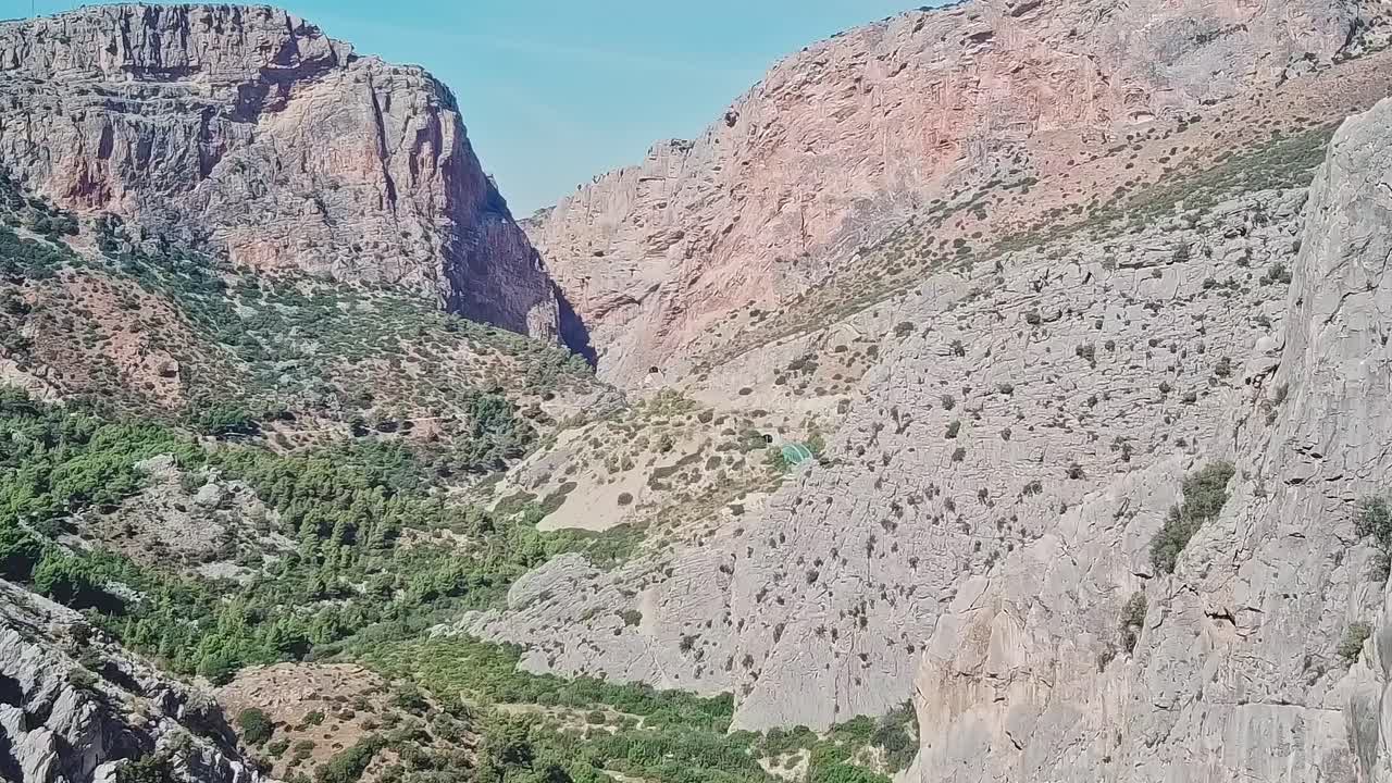 Vista mozzafiato sulle montagne e le valli di Malaga, Spagna, in una giornata di sole